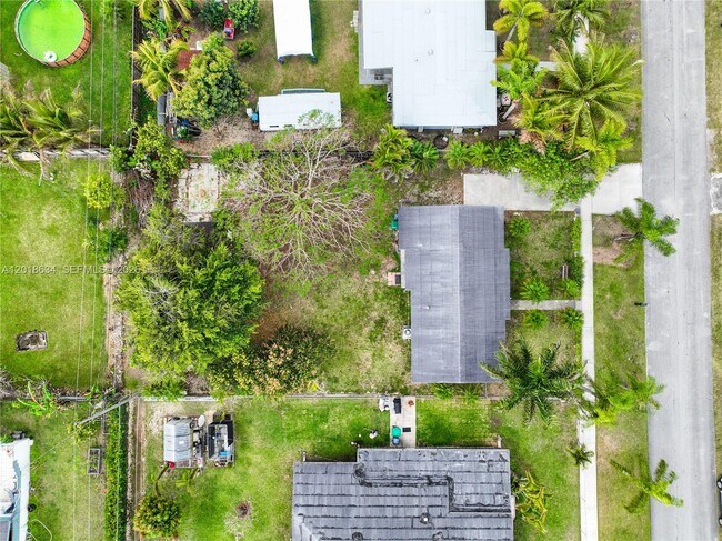 Building Photo - 1610 NW 9th Ct