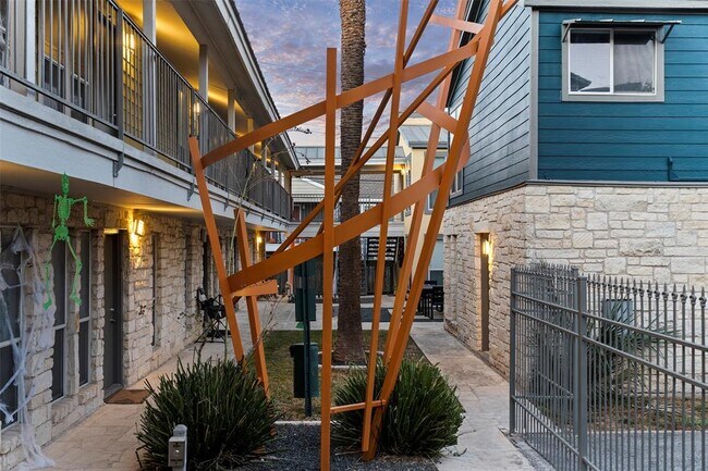 Building Photo - 2526 Durwood St