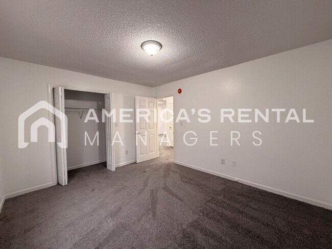 Building Photo - Updated Three Bedroom Two Bath Rental!