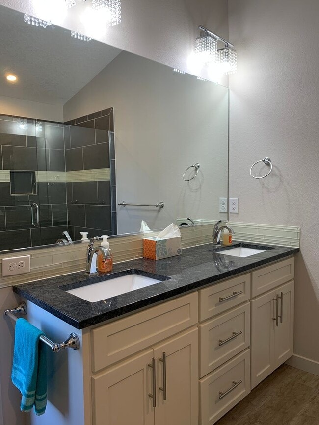 Building Photo - Beautiful Newly Custom Built Home! Vaulted Ceilings! Partially Furnished! Open Floor Plan!