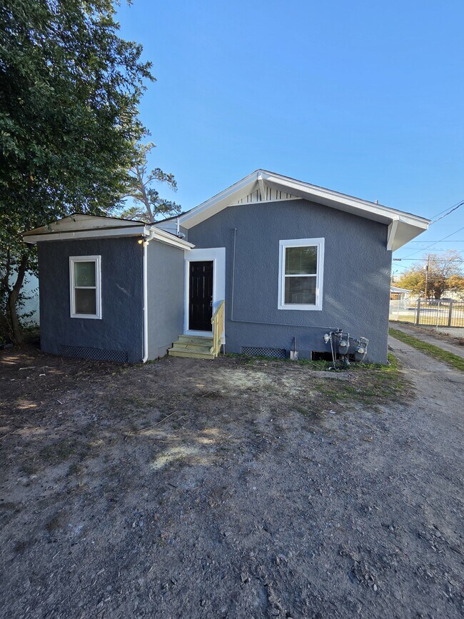 Building Photo - 930 Murphy St