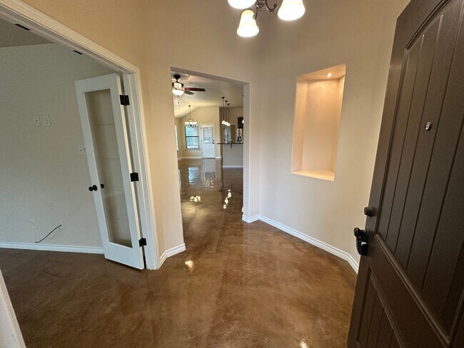 Building Photo - AVAILABLE NOW!!