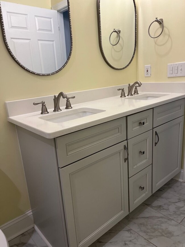 Building Photo - Like new Townhome