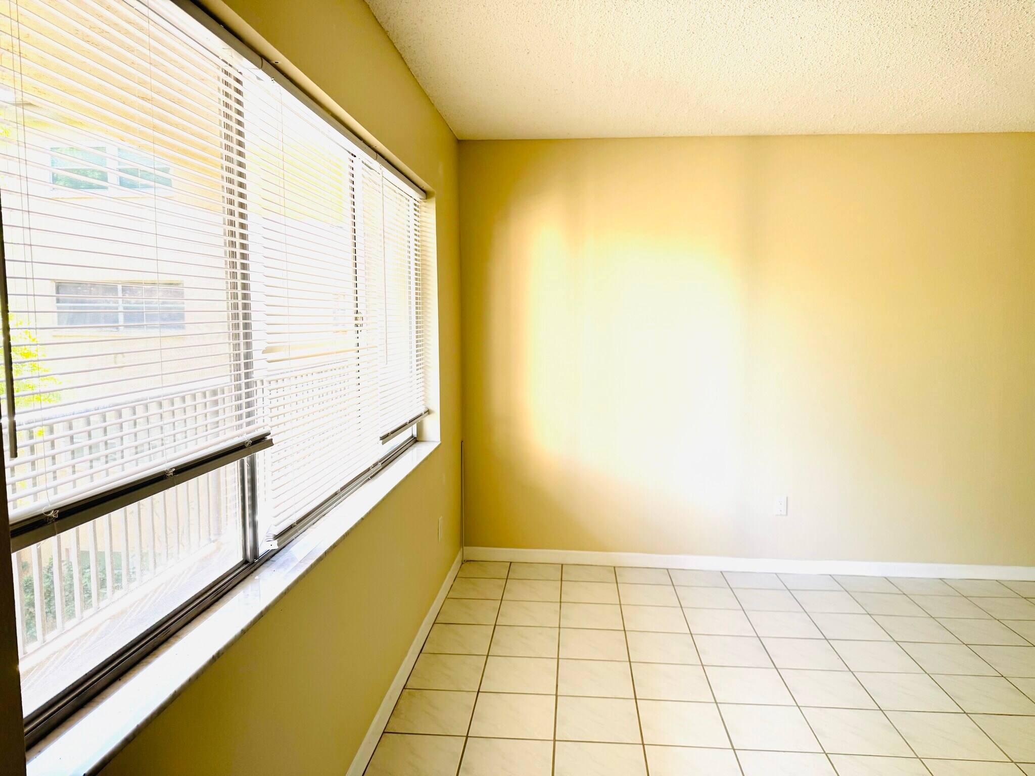 Building Photo - 2525 West Bay Dr