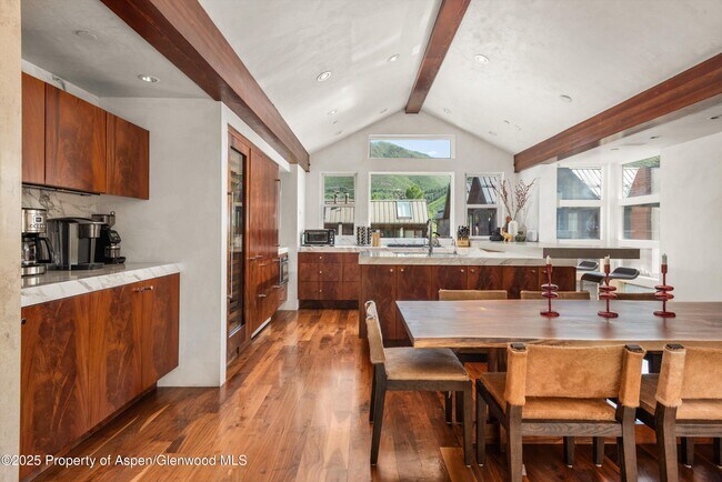 Building Photo - 706 E Hyman Ave