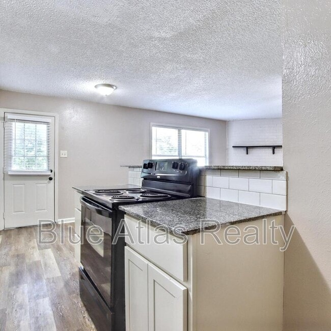 Building Photo - 3901 Royal Crest Dr