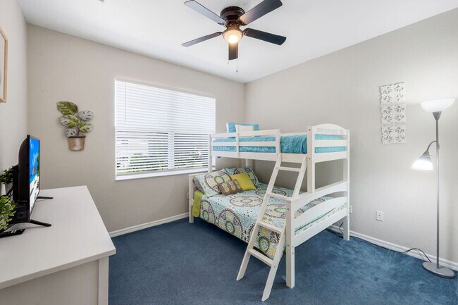 Building Photo - "Spacious 3-Bedroom Condo Retreat in Ester...