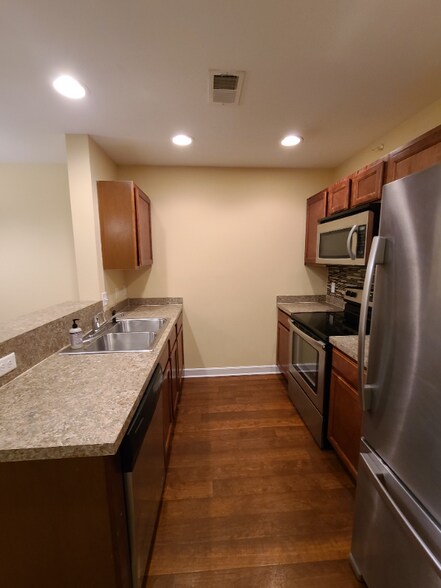 Building Photo - 447 Truman Dr