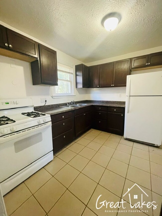 Building Photo - $200 OFF FIRST MONTH'S RENT - Beautiful 3 ...