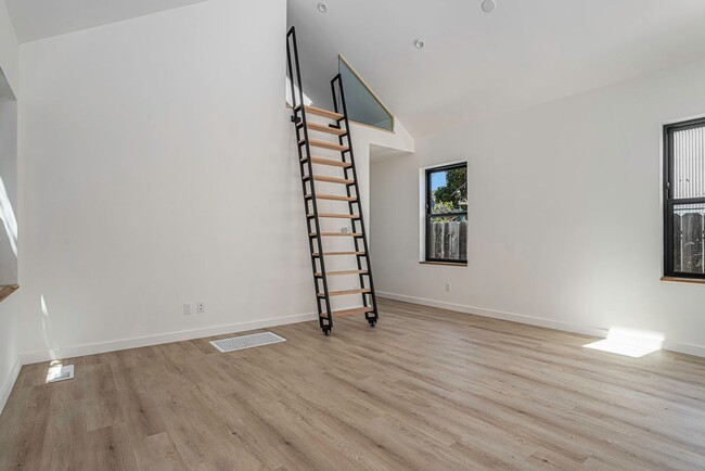 Building Photo - 1217 Park St