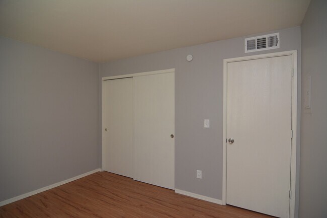Building Photo - Remodeled 2 Bedroom 1 Bath Townhouse! Grea...