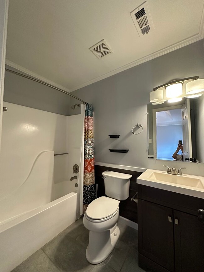 Building Photo - 3 Bedroom, 2 bathroom house on the Eastside, move-in ready