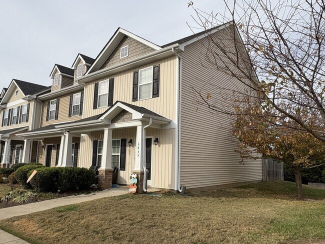 Building Photo - Upscale Townhome Near I-24