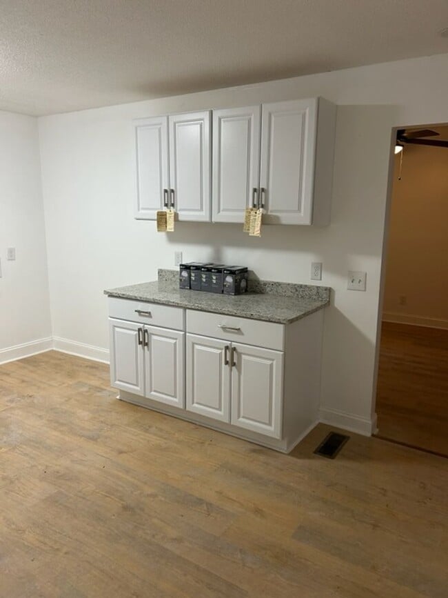 Building Photo - Charming Chattanooga Home Conveniently Located Near Downtown