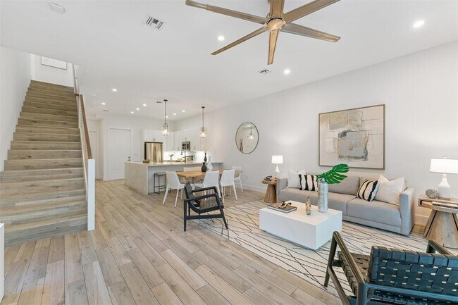 Building Photo - 1121 SW 2nd Ct