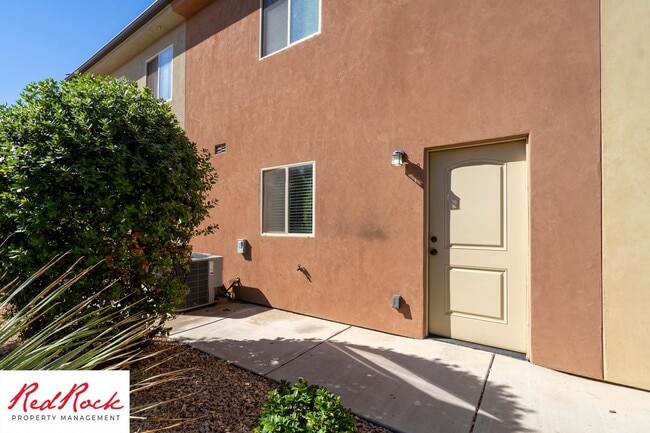 Building Photo - Charming 3 Bedroom Townhome with INTERNET INCLUDED & Dog-Friendly!