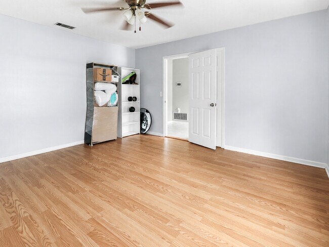 Building Photo - 127 Pine Bluff Dr