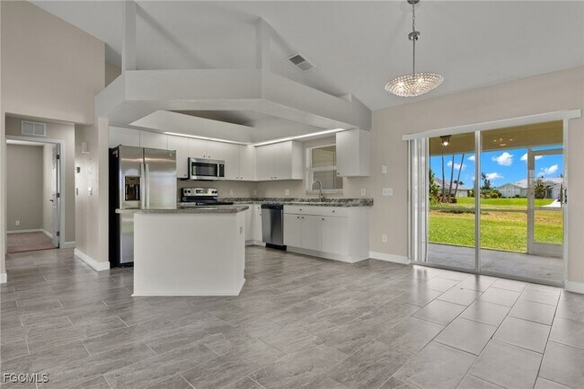 Building Photo - 3919 SW 14th Ave