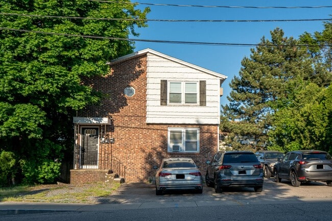 Building Photo - 295 Huxley Ave