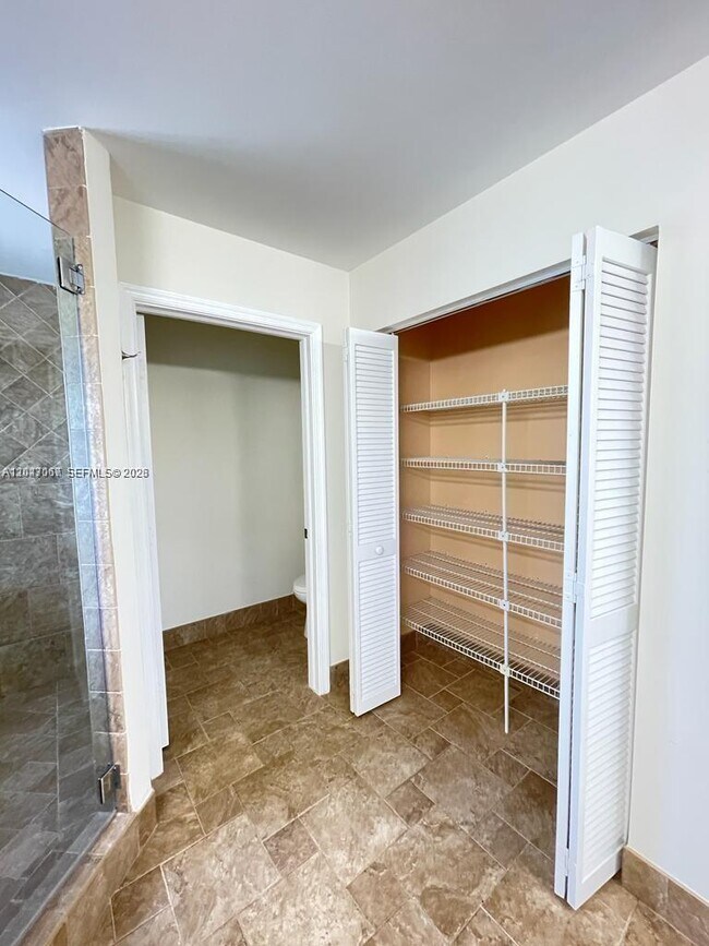 Building Photo - 558 Stonemont Dr