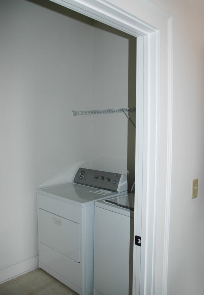 Building Photo - 475 Bartram St SE