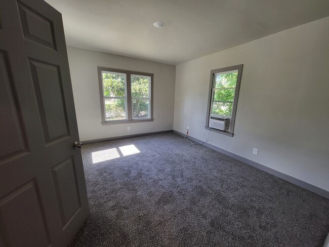 Building Photo - Completely Remodeled and Ready for Move-In