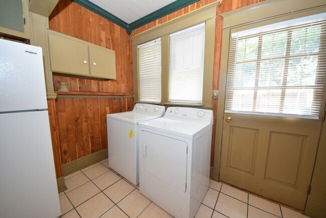 Building Photo - Great 3 bed, 1 bath near University of Mem...