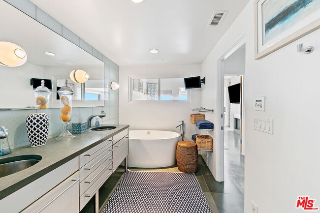 Building Photo - 1341 Palisades Beach Rd