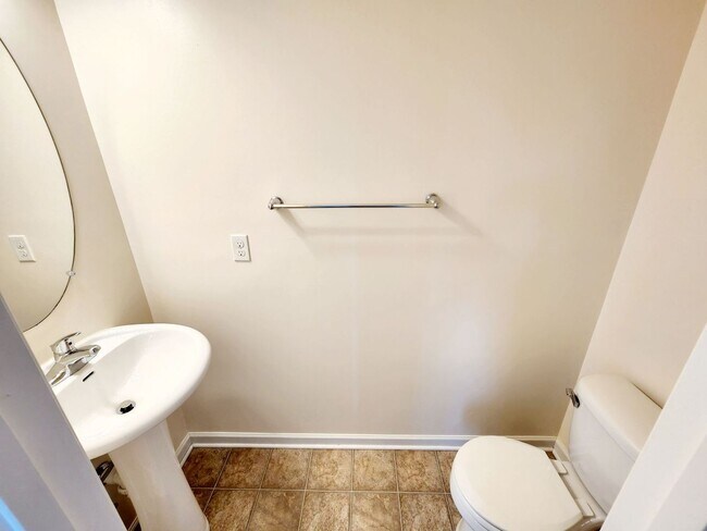 Building Photo - 3 bed/2.5 bath Townhouse in Westover - Ava...