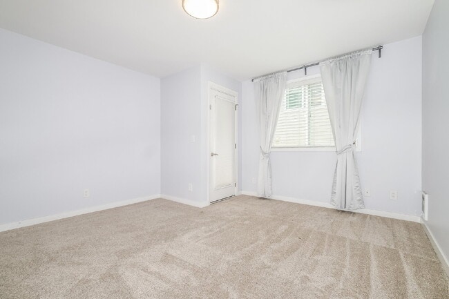 Building Photo - **Updated 2-Bedroom Condo with Secure Parking**