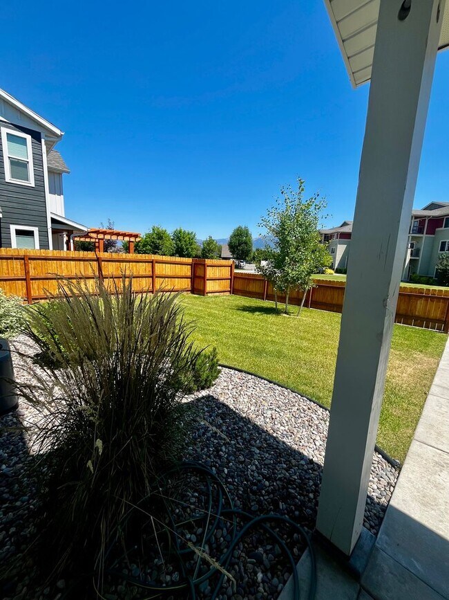 Building Photo - Modern 3-Bedroom Home Close to Gallatin Co...