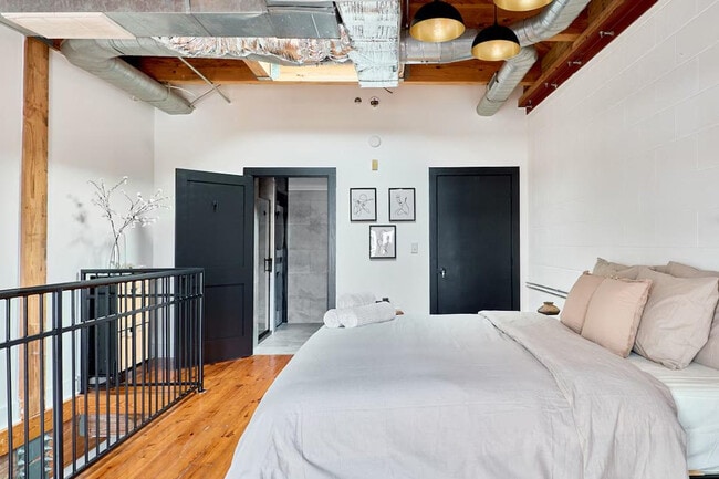 Building Photo - 403 E 33rd St