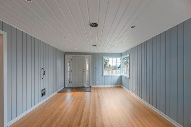 Building Photo - Short term Rental 6 month lease term only