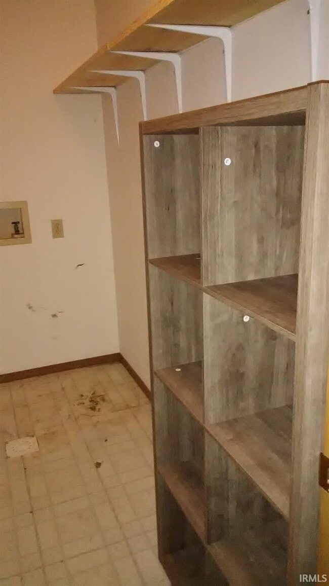 Building Photo - 402 S Village Ct