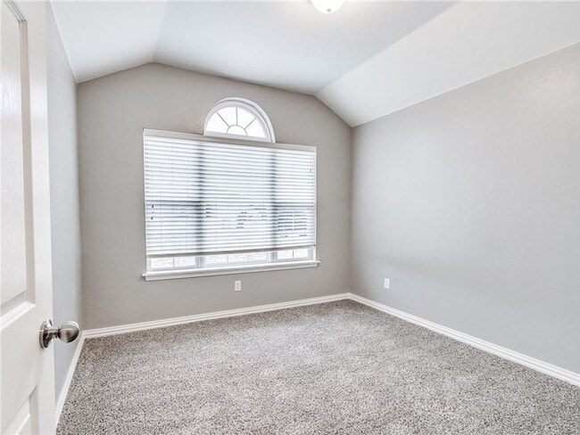 Building Photo - Beautiful Three Bedroom in South Norman!