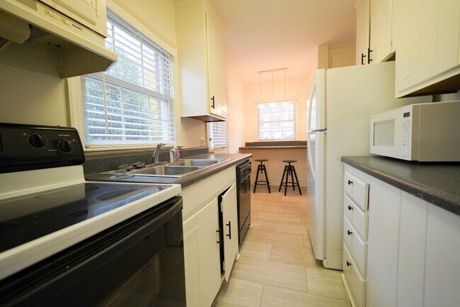 Building Photo - 1/2 MONTH FREE! ?Cotswold- 3 bed,2 bath, Hardwood floors