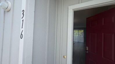 Building Photo - 3 Bed 2 Bath Available in Sunnyvale, CA!
