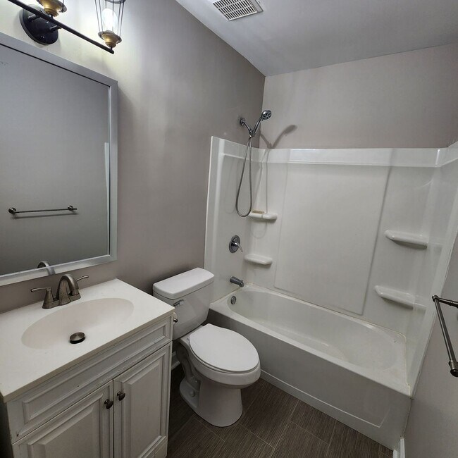 Building Photo - Beautiful End unit Townhome for rent