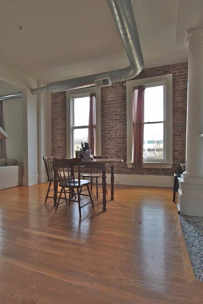 Building Photo - 275 S Limestone