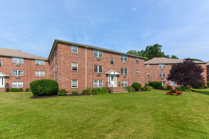 Building Photo - 4 Colonial Village Dr