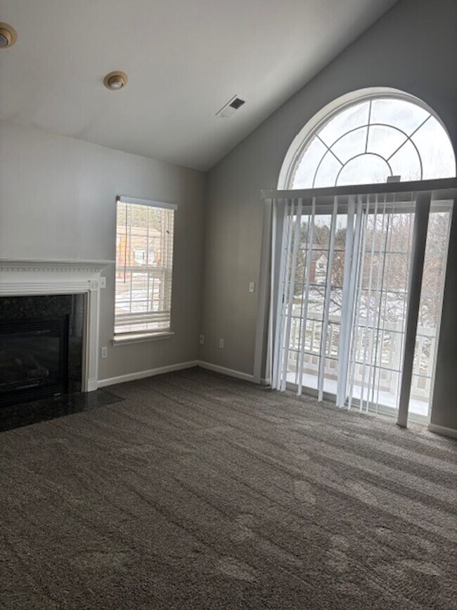 Building Photo - BEAUTIFUL 2 BEDROOM 2 BATH CONDO!