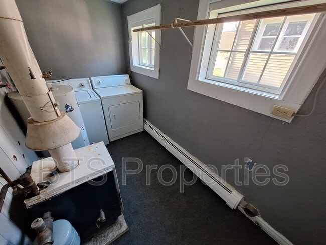 Building Photo - 114 S Cedar St