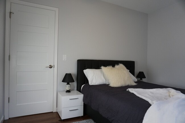 Building Photo - New modern 2 bed / 1 bath with fenced yard...