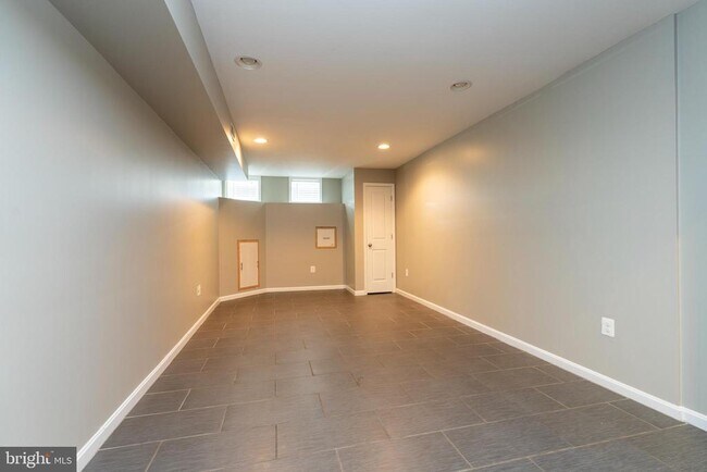 Building Photo - 1330 S Charles St