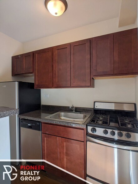 Building Photo - 812 W Diversey Pky