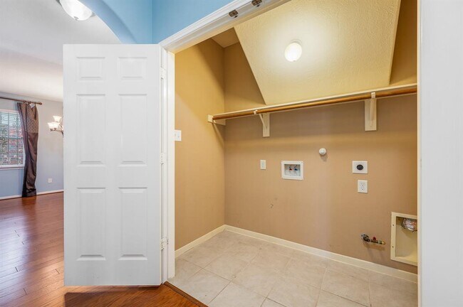 Building Photo - 8911 Cedar Mound Ln