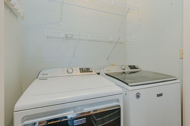Building Photo - 3 Bed-2 Bath Bungalow in Burlington available  JULY