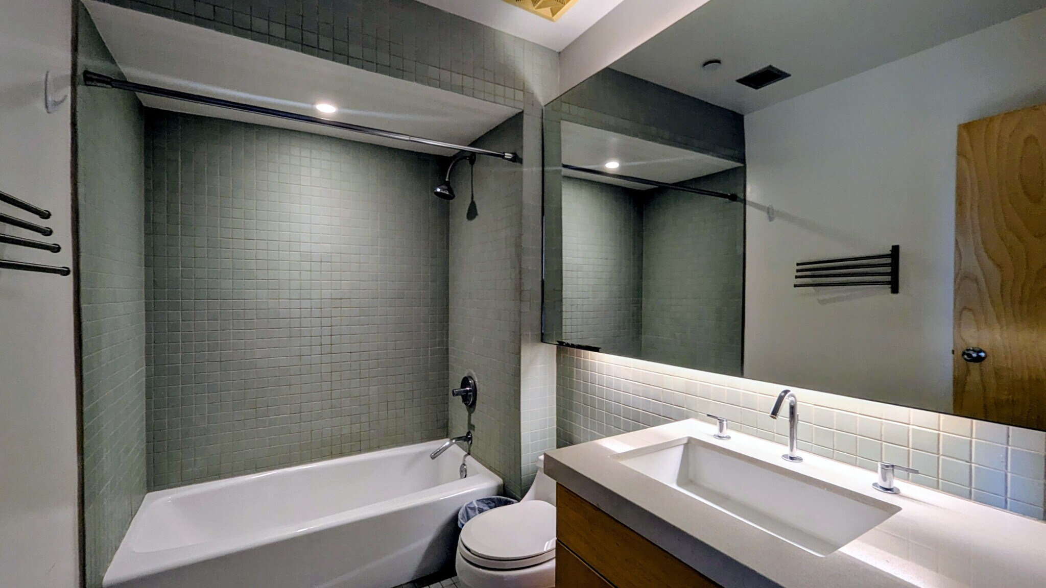 Building Photo - 525 E Willetta St