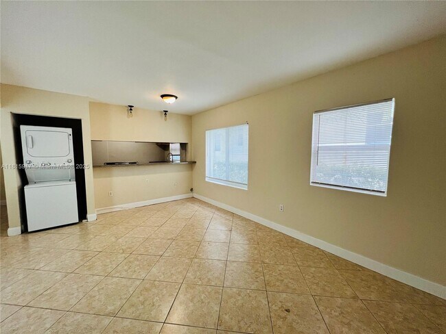 Building Photo - 950 Bay Dr