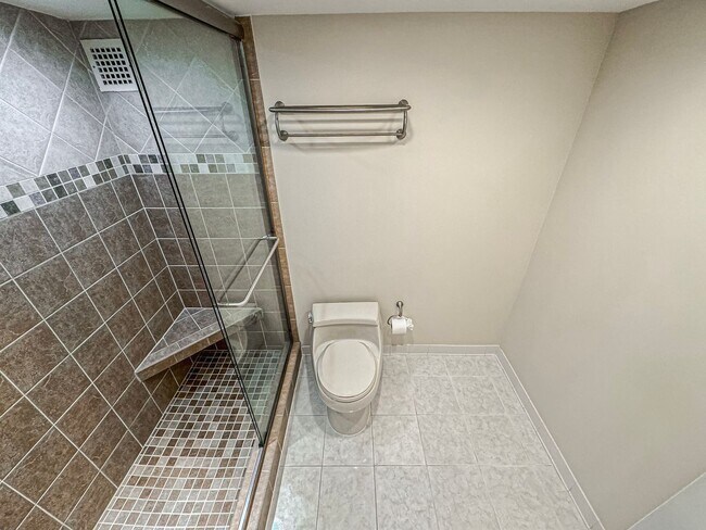 Building Photo - Bright And Spacious 1 Bed 1 Bath Condo Wit...